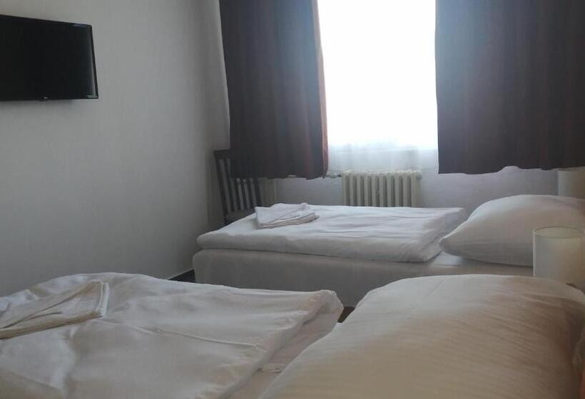 Quarto Estandar, Penzión Inštitút