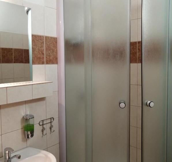 Quarto Estandar, Penzión Inštitút