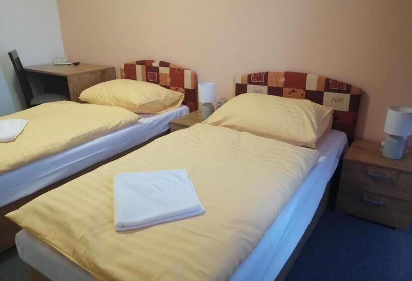 Quarto Triplo Estandar, Penzión Inštitút