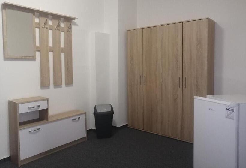 Quarto Triplo Estandar, Penzión Inštitút