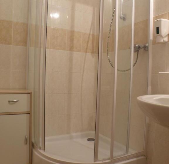 Quarto Triplo Estandar, Penzión Inštitút