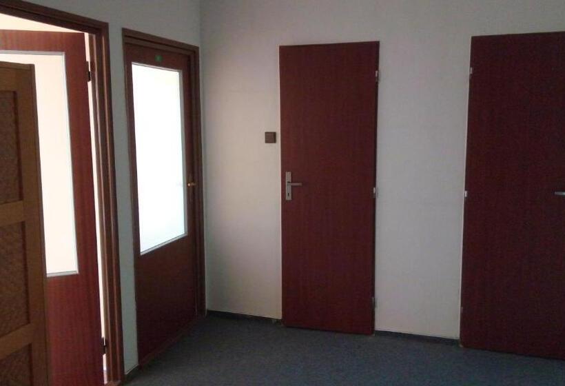 Quarto Estandar, Penzión Inštitút