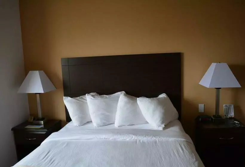 Deluxe Suite King Bed, Days Inn & Suites By Wyndham Spokane Airport Airway Heights