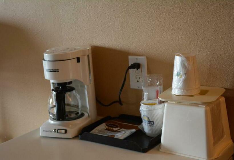 Люкс Deluxe Кровать Кинг, Days Inn & Suites By Wyndham Spokane Airport Airway Heights