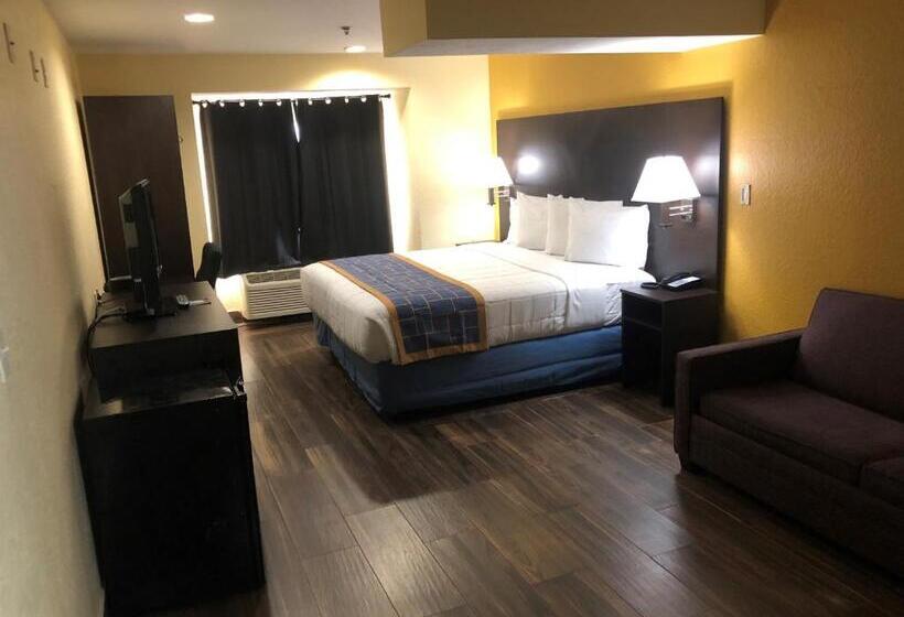 Engelliler için Süit, Days Inn & Suites By Wyndham Tampa / Raymond James Stadium