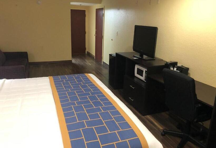 Engelliler için Süit, Days Inn & Suites By Wyndham Tampa / Raymond James Stadium