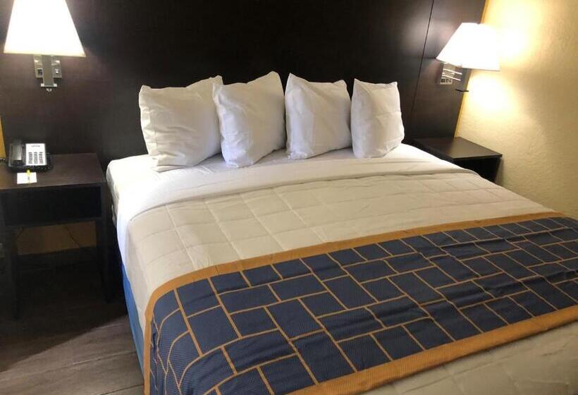 Büyük Çift Kişilik Yataklı Standart Oda, Days Inn & Suites By Wyndham Tampa / Raymond James Stadium