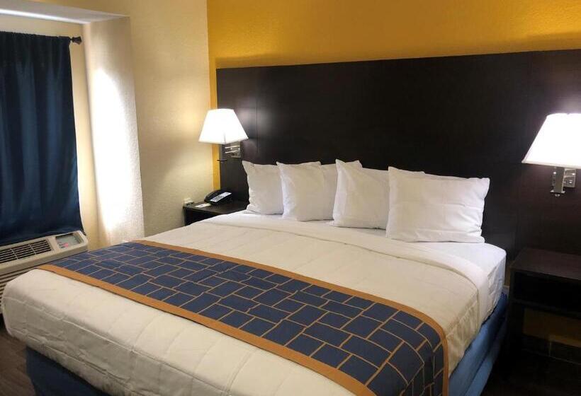 Büyük Çift Kişilik Yataklı Standart Oda, Days Inn & Suites By Wyndham Tampa / Raymond James Stadium