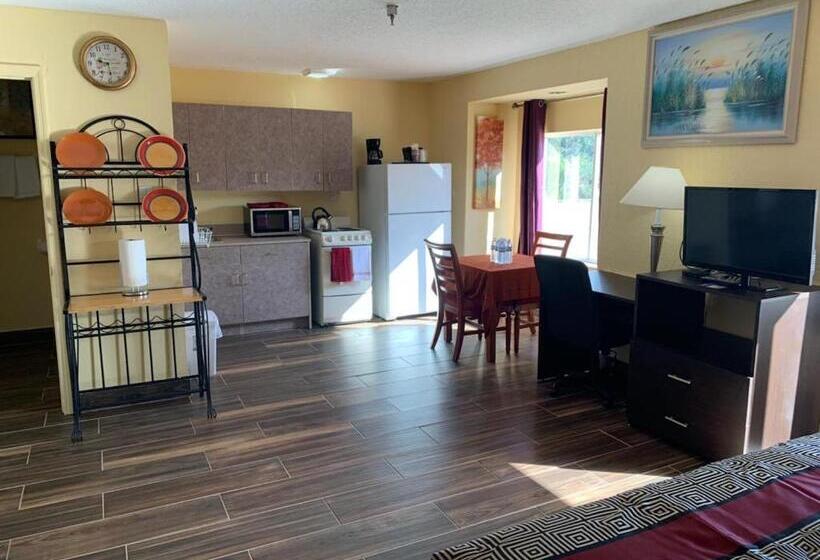 Deluxe Suite King Bed, Days Inn & Suites By Wyndham Tampa / Raymond James Stadium