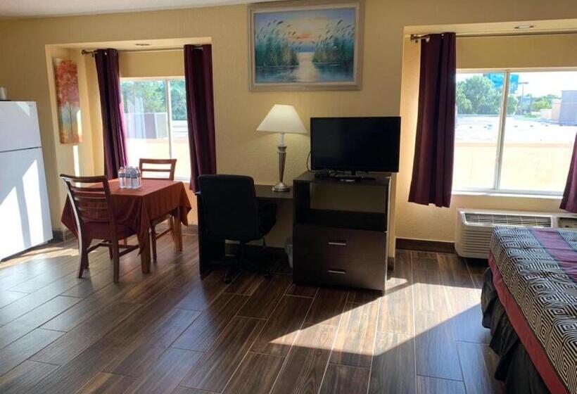 Deluxe Suite King Bed, Days Inn & Suites By Wyndham Tampa / Raymond James Stadium