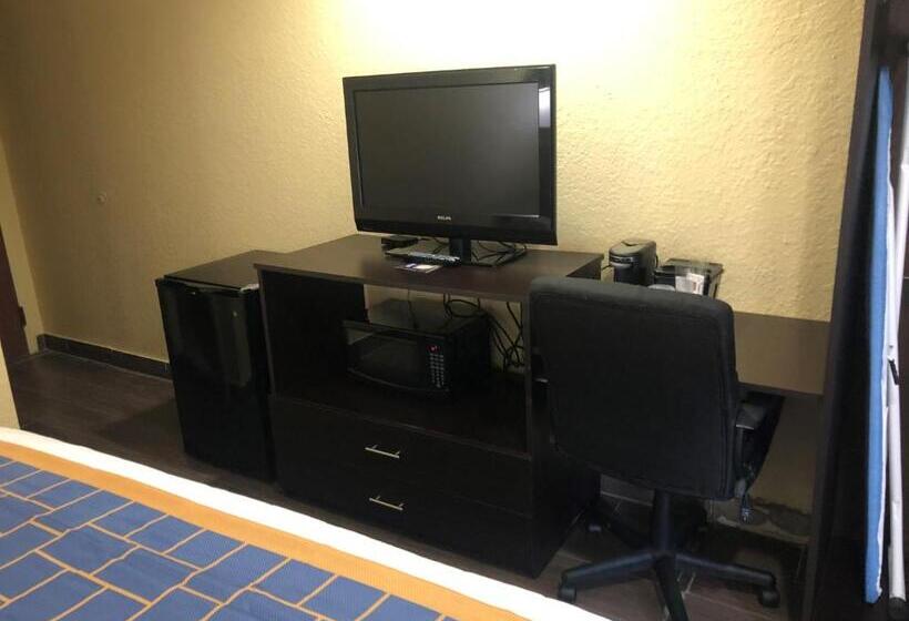 Engelliler için Standart Oda, Days Inn & Suites By Wyndham Tampa / Raymond James Stadium