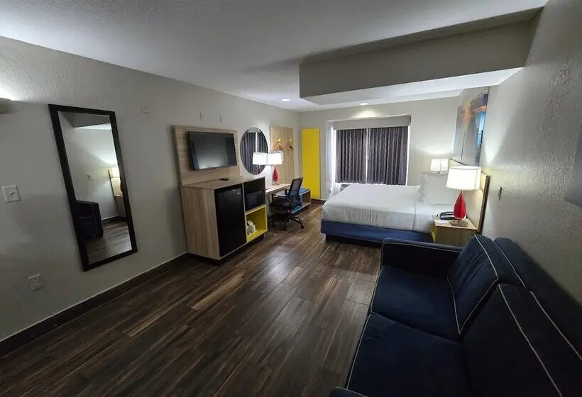 身障者適用スイートルーム, Days Inn & Suites By Wyndham Tampa / Raymond James Stadium