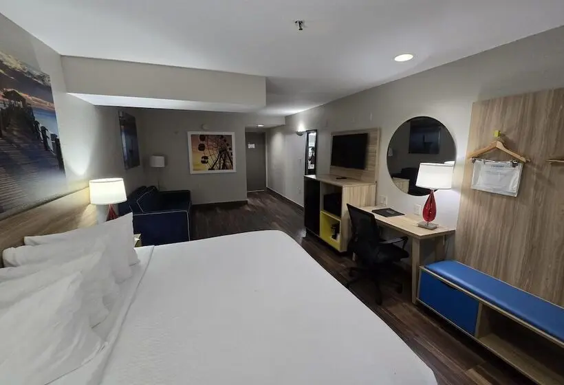 身障者適用スイートルーム, Days Inn & Suites By Wyndham Tampa / Raymond James Stadium
