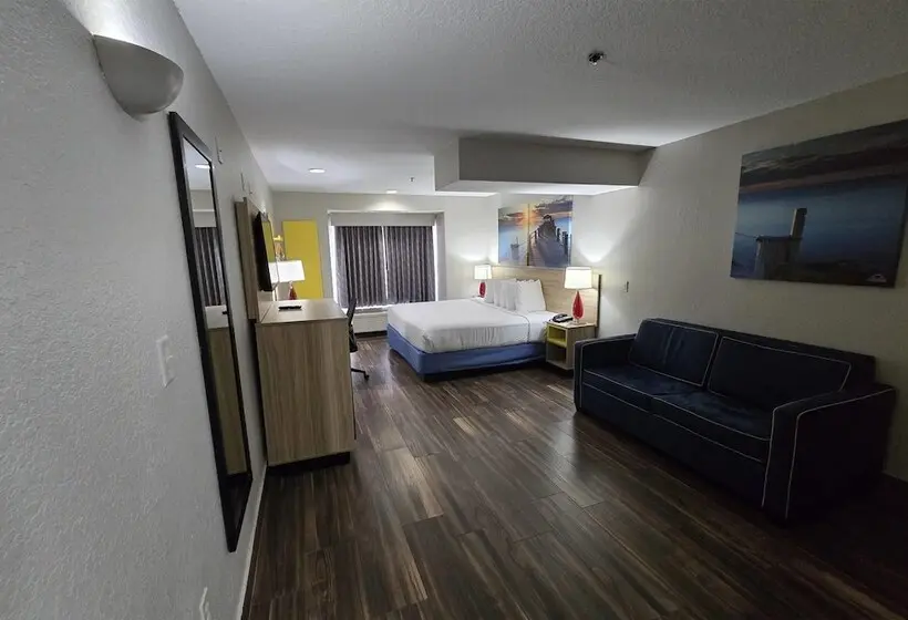 身障者適用スイートルーム, Days Inn & Suites By Wyndham Tampa / Raymond James Stadium