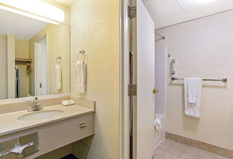 Люкс Адаптированный для Инвалидов, La Quinta By Wyndham Boston Somerville