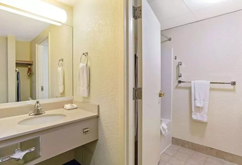 سوئیت برای معلولان, La Quinta By Wyndham Boston Somerville