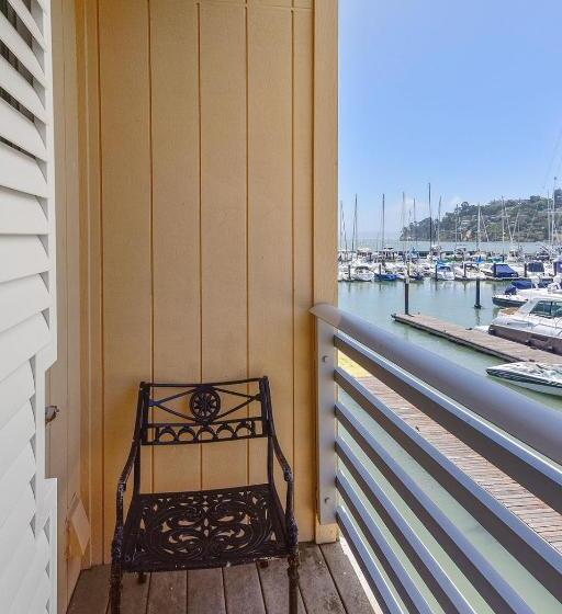 غرفة ديلوكس سرير كينج, Waters Edge