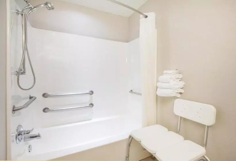 身障者適用スタンダードルーム, Microtel Inn & Suites Claremore