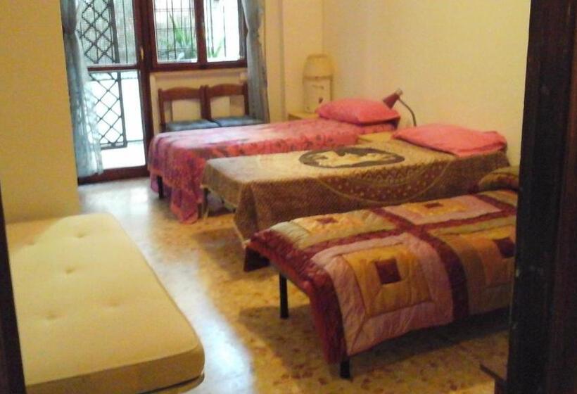 חדר סטנדרט לארבעה, B&b Near Metro  Central Line   Only Wc In The Rooms 15 Minutes To Termini Station 20 To Spagna Squar