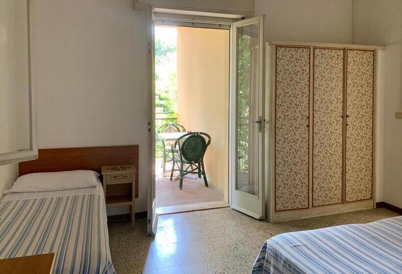 带阳台的三人标准间, Garni Picnic