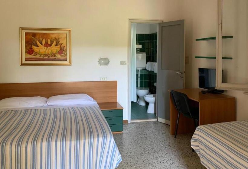 غرفة قياسية ثلاثية مزودة بشرفة, Garni Picnic