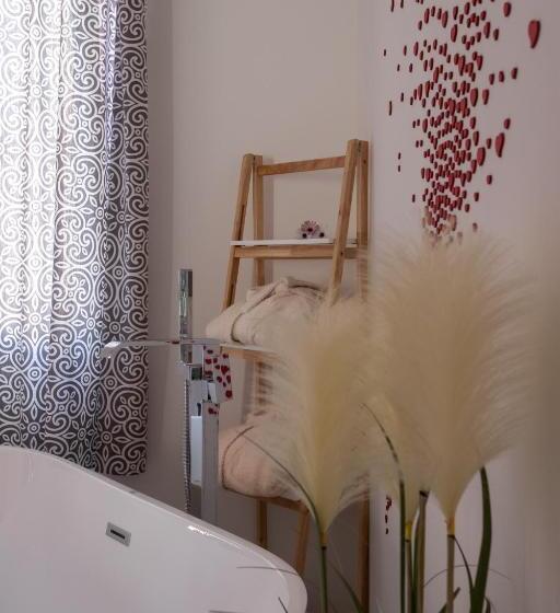 غرفة ديلوكس, Intra Rooms