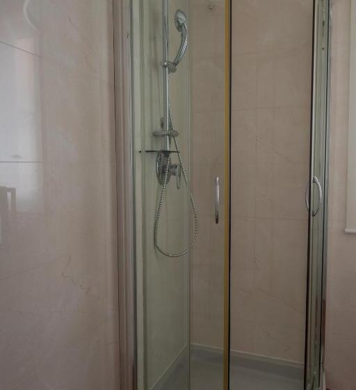 غرفة أساسية, Intra Rooms