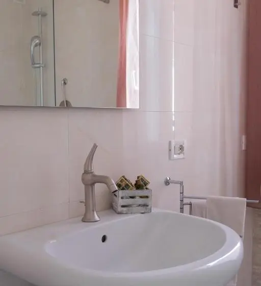 デラックスルーム, Intra Rooms