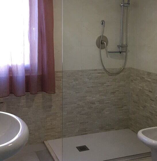 غرفة ديلوكس, Intra Rooms