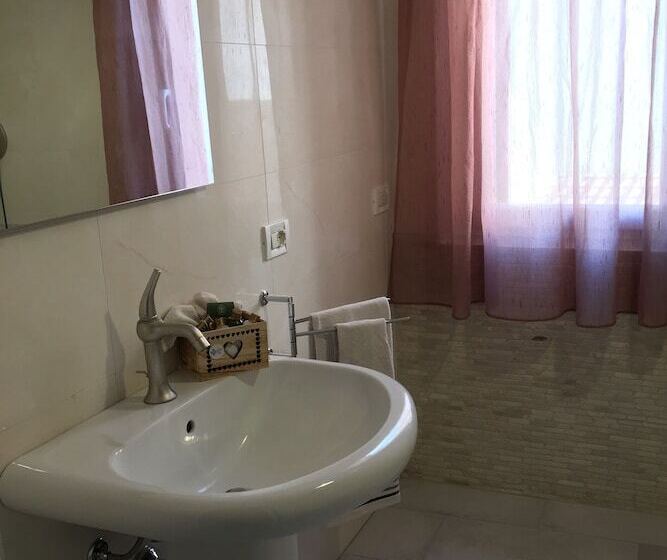 غرفة ديلوكس, Intra Rooms