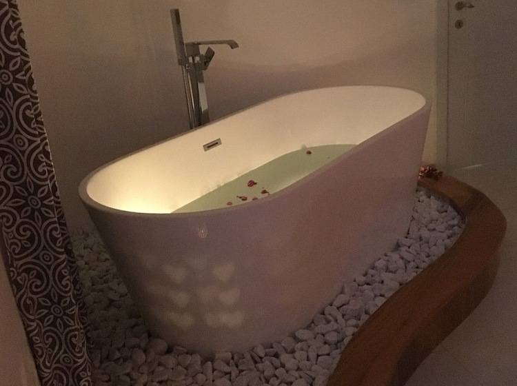 غرفة ديلوكس, Intra Rooms