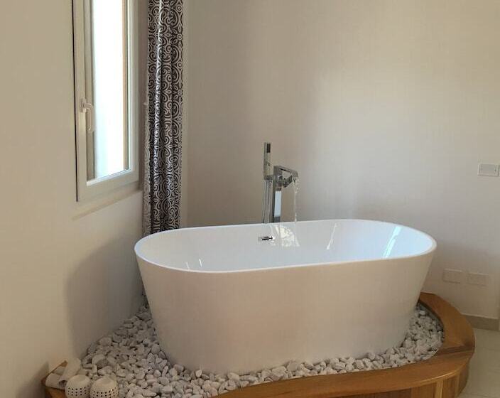 غرفة ديلوكس, Intra Rooms