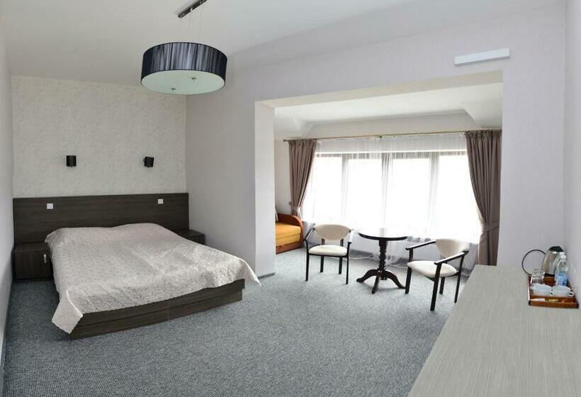 家庭小型套房, Complex Dvir Kniazhoiy Korony