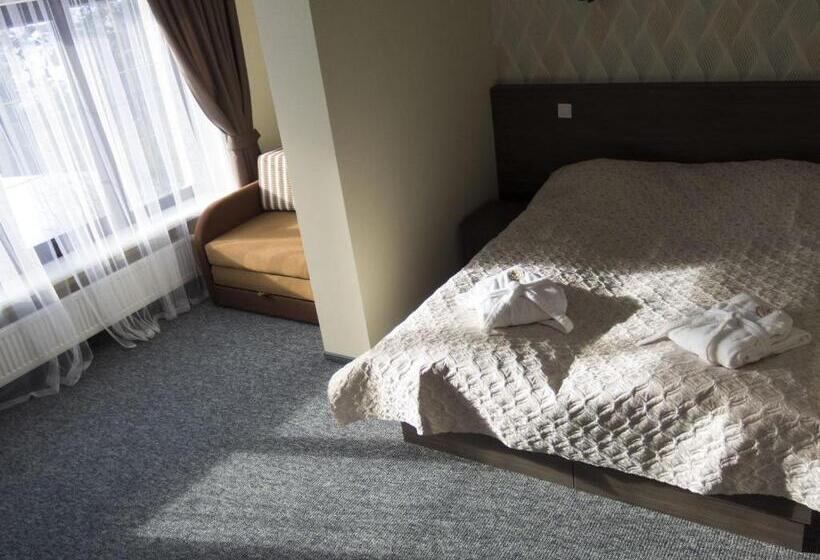 家庭小型套房, Complex Dvir Kniazhoiy Korony