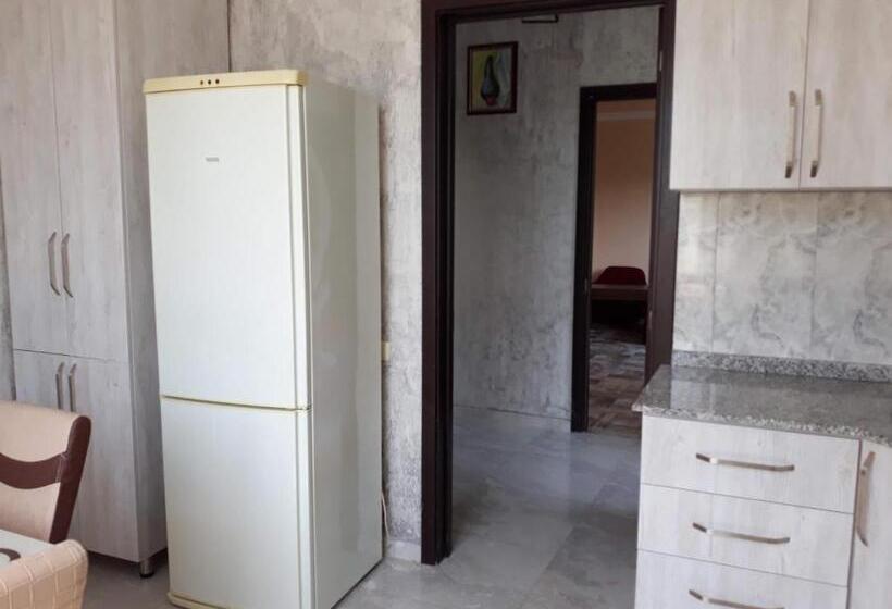 اتاق استاندارد سه تخته با بالکن, Nika's Guest House