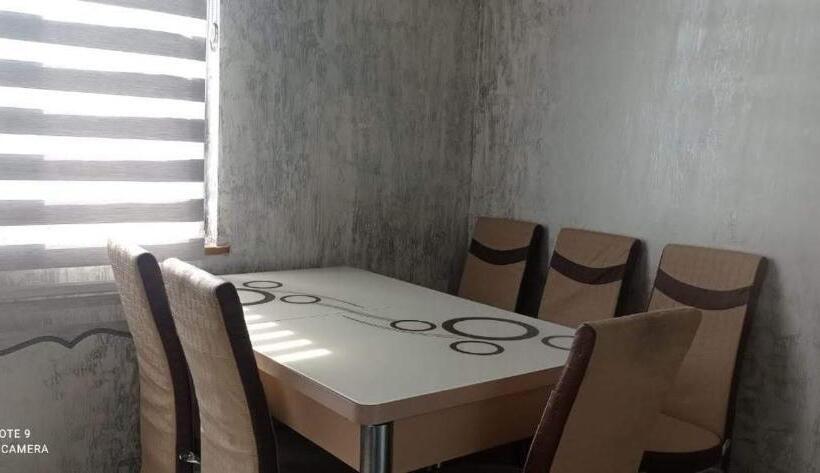 اتاق استاندارد سه تخته با بالکن, Nika's Guest House