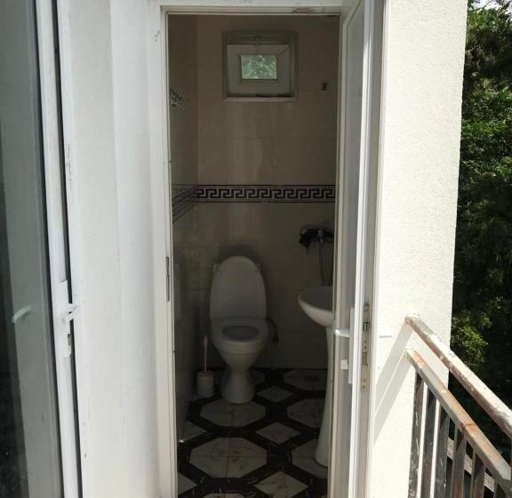 اتاق استاندارد سه تخته با بالکن, Nika's Guest House