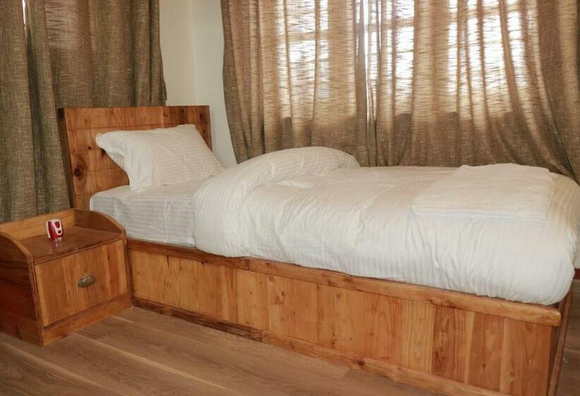 اتاق استاندارد یک نفره, Birds Nest Hostel