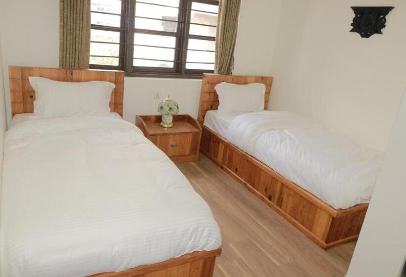 اتاق لوکس, Birds Nest Hostel