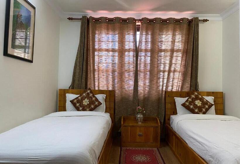 اتاق لوکس, Birds Nest Hostel