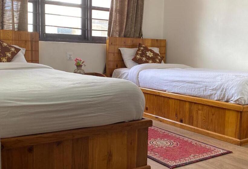 اتاق لوکس, Birds Nest Hostel