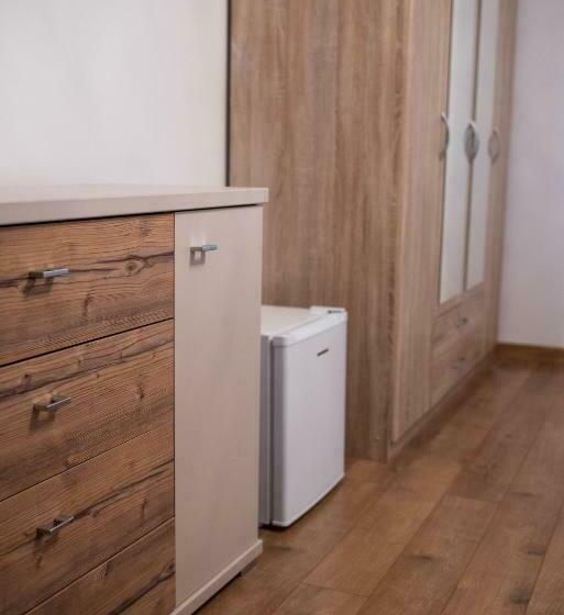 高级大房间, Complex Adora