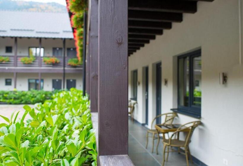 高级大房间, Complex Adora