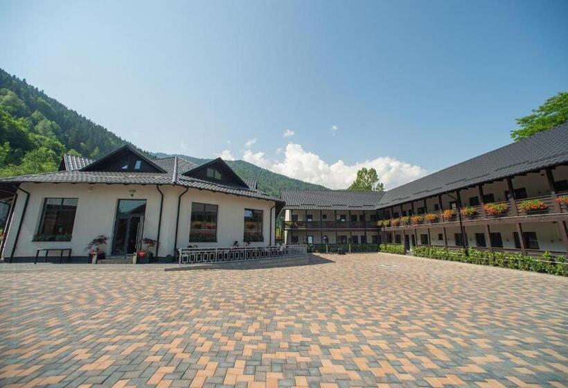 标准单人间, Complex Adora