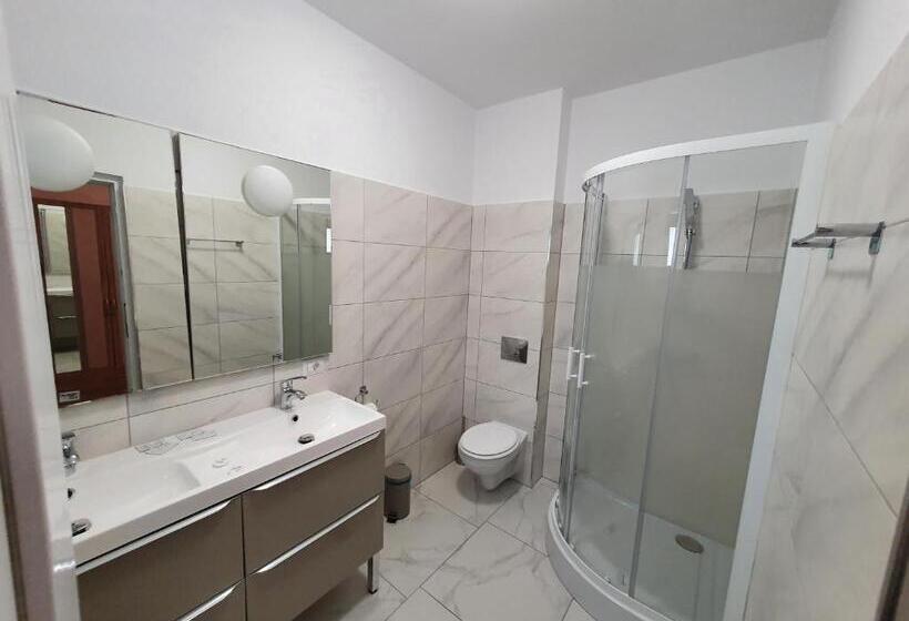 标准单人间, Complex Adora