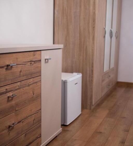 高级三人间, Complex Adora