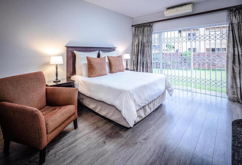 Номер Deluxe, Olden Rose Place
