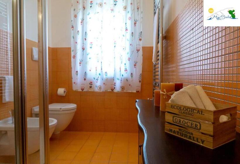 庭の見えるスタンダードトリプルルーム, B&b Marìsicilia