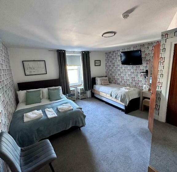 חדר משפחתי, Islay Frigate