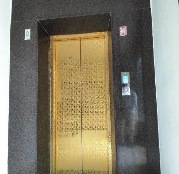 Delüks Süit, Saravanaa Residency